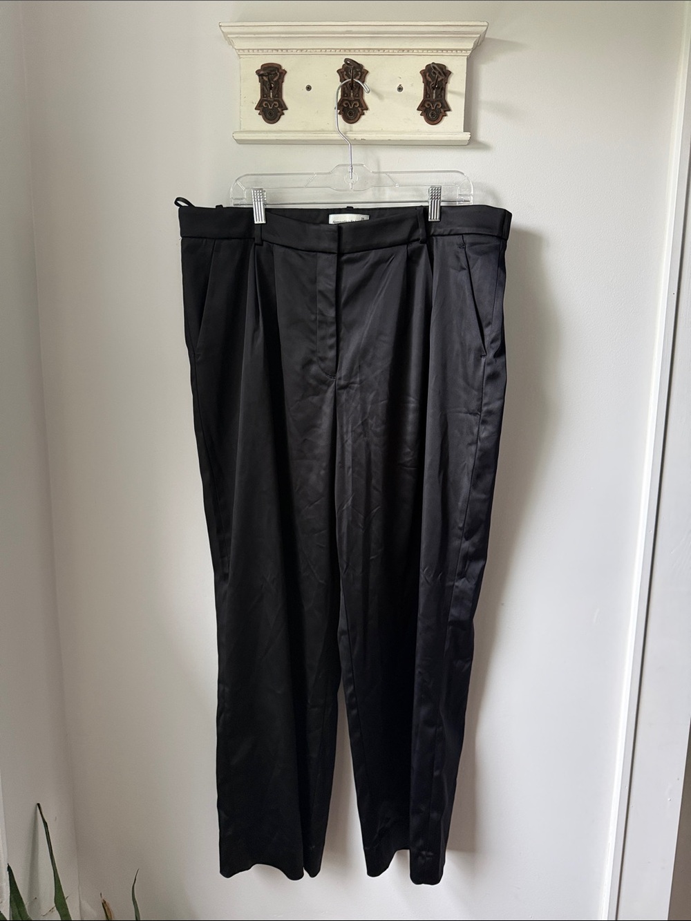 Abercrombie & Fitch Black Straight-Leg Pants
High rise Pants Plus
